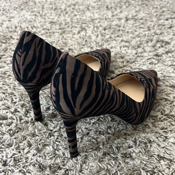 VINCE CAMUTO SAVILLA
MOCHA TEXTURED ZEBRA
HEELS SIZE 7.5 - Picture 3 of 14